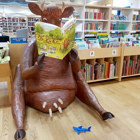 Hajen lyssnar på Mamma Mu som läser en bok.