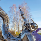 Kaninen tittar på en staty.