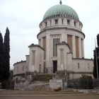 En stor byggnad med runt tak.