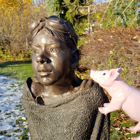 Grisen tittar på en skulptur.