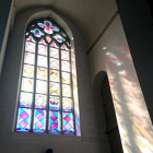 Ett stort fönster med färgat glas.