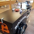 Kaninen, Spindeln, Katten och Hajen åker på bokmobilen.