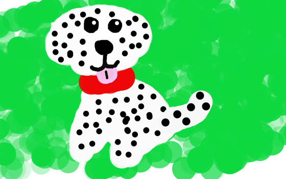 Dalmatinern som sitter i gräset.