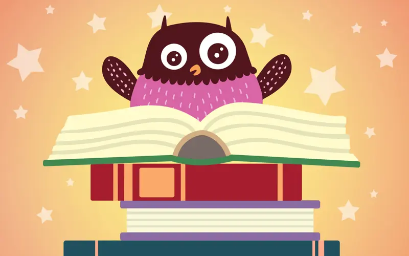 Polarugglan på en hög med böcker.