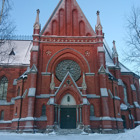 En stor röd stenkyrka.