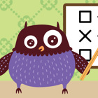 Polarugglan framför en tavla med quizsvar.