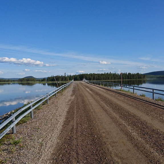 En väg med vatten på båda sidor.